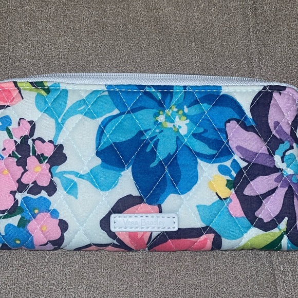 🎉HP🎉New! Vera Bradley Quilted Accordion Zip Around Wallet Marian Floral💙🌸🍃 - Picture 8 of 11